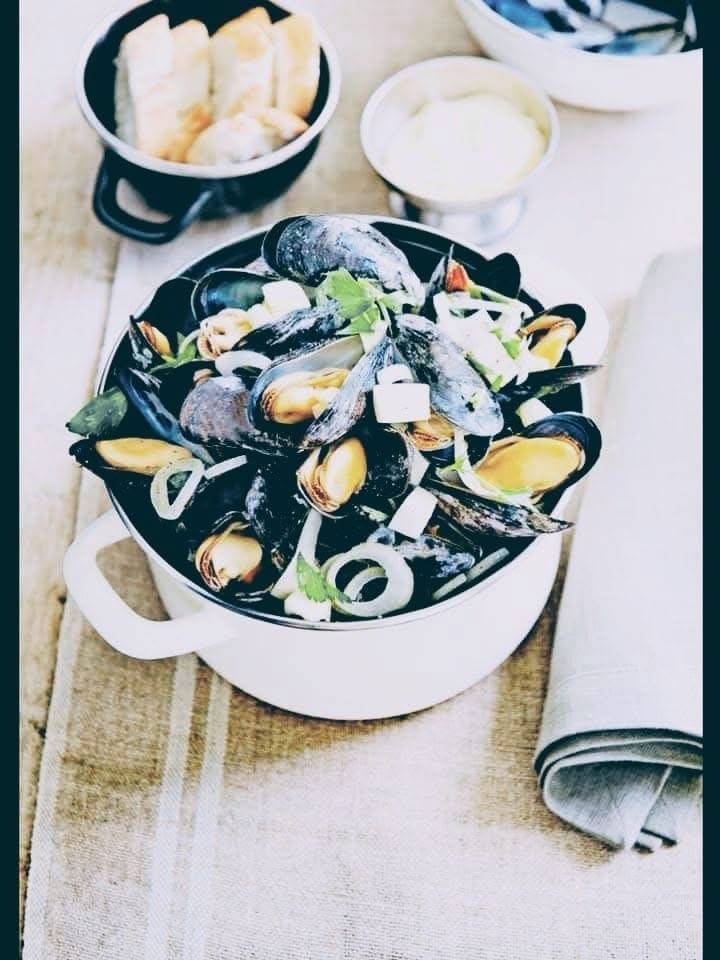 Casserole de moules de Zélande servie avec du pain et de la mayonnaise maison