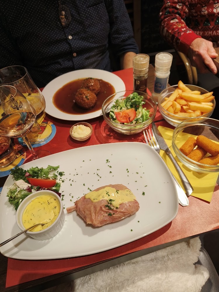 Table gourmande au Plaza : boulets, filet de veau, frites et croquettes