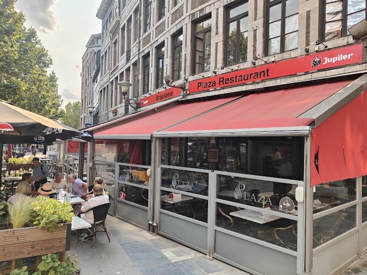 Façade de la brasserie Plaza Restaurant sur la place