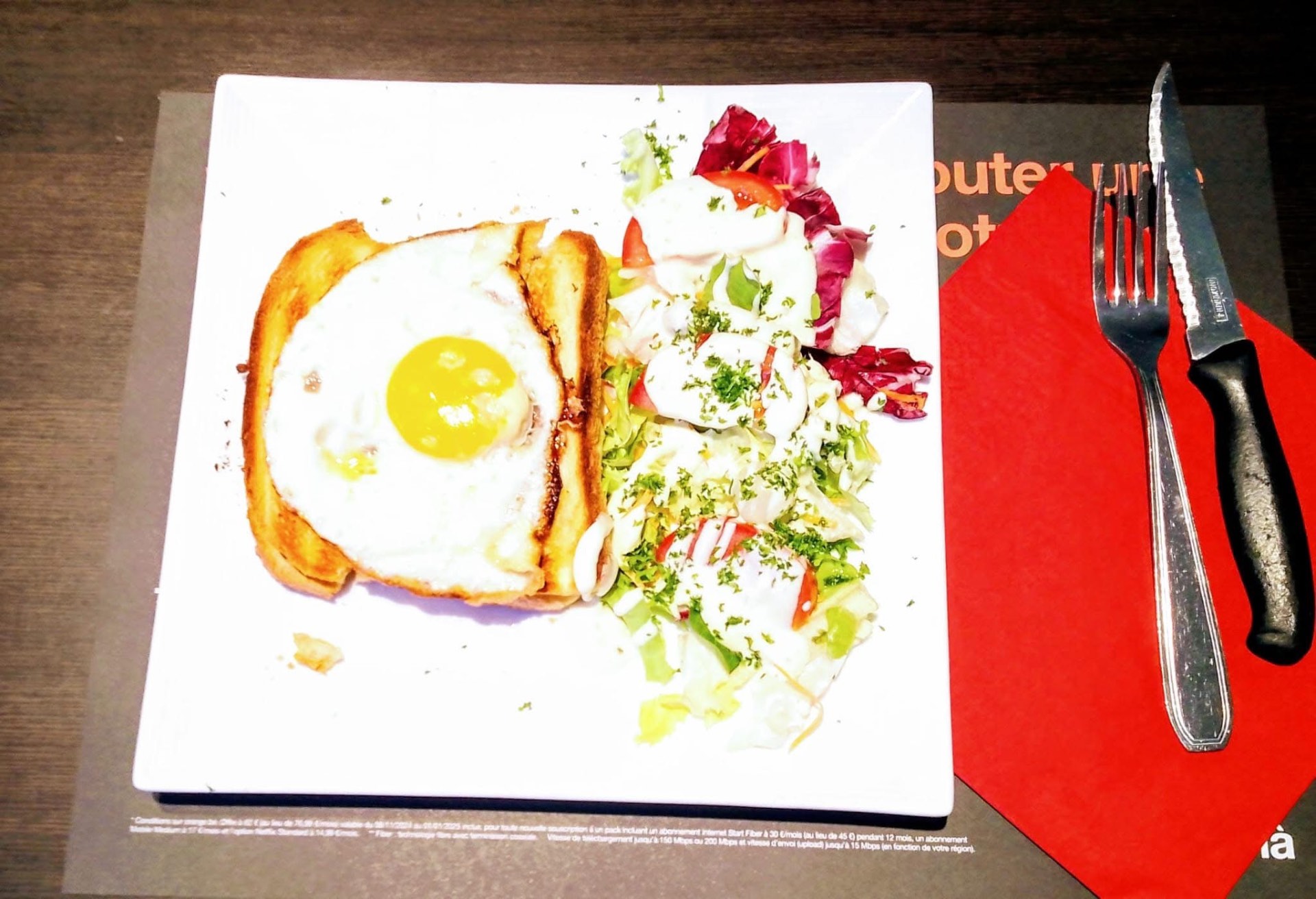 Croque-madame maison servi avec des crudités au Plaza